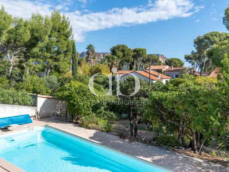 Piscine et vue sur le Cap Canaille