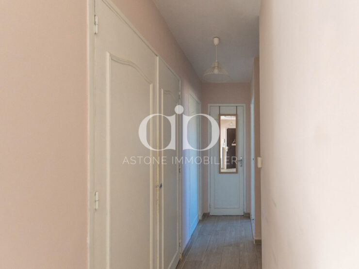 AUBAGNE : Appartement dans le centre vue Garlaban - Couloir - Astone Immobilier
