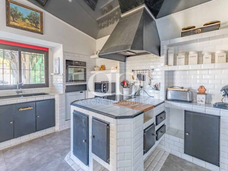 CASSIS : Demeure familiale, vue Couronne de Charlemagne - Cuisine - Astone Immobilier