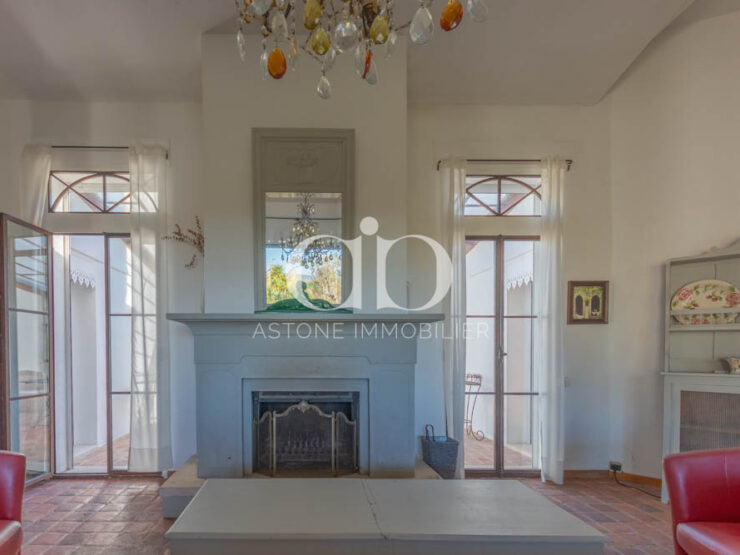 CASSIS : Demeure familiale, vue Couronne de Charlemagne - Living - Astone Immobilier