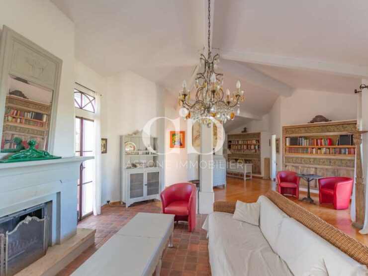 CASSIS : Demeure familiale, vue Couronne de Charlemagne - Living - Astone Immobilier