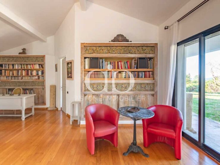 CASSIS : Demeure familiale, vue Couronne de Charlemagne - Living - Astone Immobilier