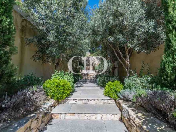 PRESQU'ILE CASSIS : Bastide vue mer - Acces Pieton - Astone Immobilier