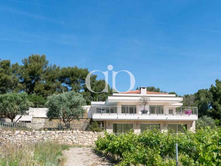 CASSIS: Villa moderne dans les vignes - Facade - Astone Immobilier