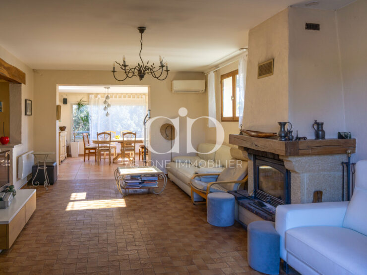 LAMBESC : Villa de plain - pied quartier Saint Louis - Living - Astone Immobilier