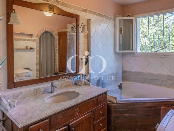 LAMBESC : Villa de plain - pied quartier Saint Louis - Salle De Bain - Astone Immobilier