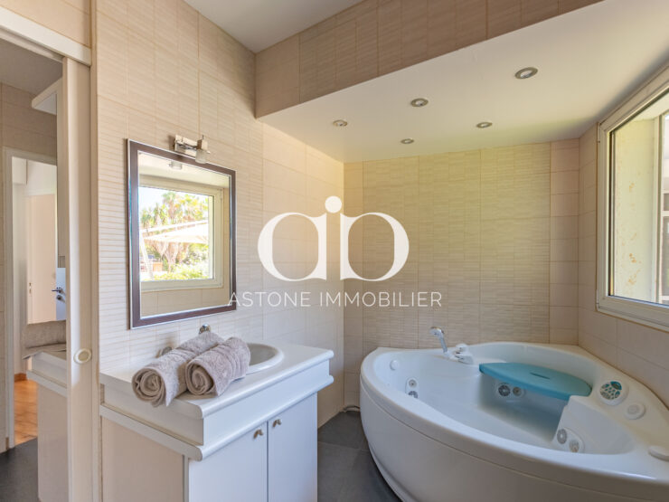 CASSIS : Superbe villa moderne - Salle De Bain - 196 - Astone Immobilier